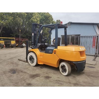 Camión elevador Toyota 7f50 de 5000 kg con 3 mástiles y 6000 mm de altura de elevación en Shanghai