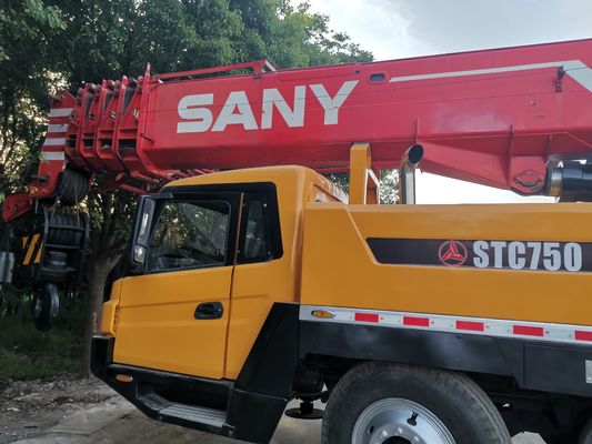 Una grúa de camión móvil hidráulico usado SANY de 75 toneladas STC750 con motor original