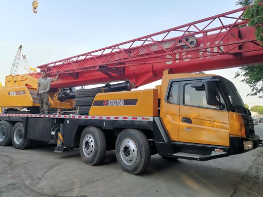 Una grúa de camión móvil hidráulico usado SANY de 75 toneladas STC750 con motor original