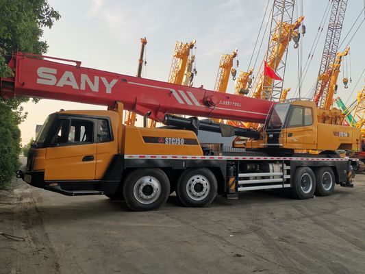 Una grúa de camión móvil hidráulico usado SANY de 75 toneladas STC750 con motor original