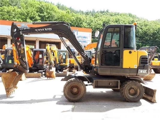 Excavadora de ruedas Volvo EW60 de segunda mano en buen estado y con otra capacidad de cubo