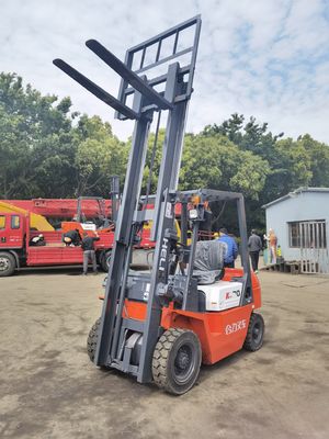 Camión de montacargas de 3 toneladas con motor diésel de gran potencia y cambio lateral y horquilla de rutina