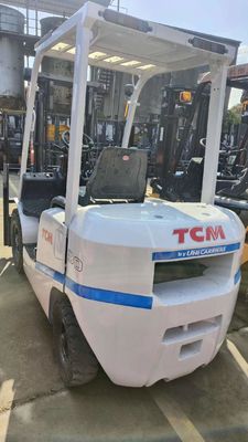 Potente carretilla elevadora diésel TCM de 2.5 toneladas con altura de elevación de 3 m y cilindro personalizable