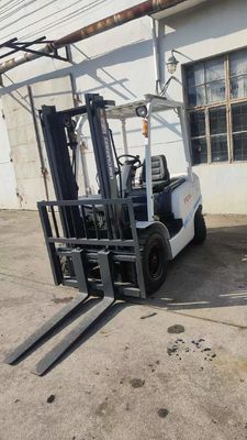 Potente carretilla elevadora diésel TCM de 2.5 toneladas con altura de elevación de 3 m y cilindro personalizable
