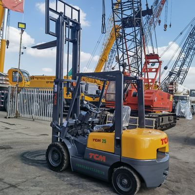 Camión de montacargas TCM de 2 toneladas con motor diesel y anchura de horquilla de rutina