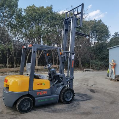 Camión de montacargas TCM de 2 toneladas con motor diesel y anchura de horquilla de rutina