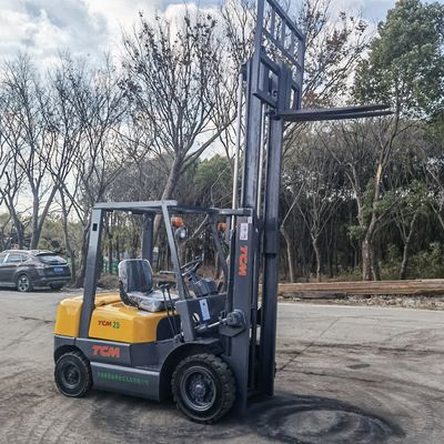 Camión de montacargas TCM de 2 toneladas con motor diesel y anchura de horquilla de rutina