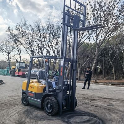 Camión de montacargas TCM de 2 toneladas con motor diesel y anchura de horquilla de rutina