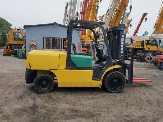 Una carretilla elevadora diésel Komatsu de 5 toneladas FD50 con motor japonés en Shanghai Yard