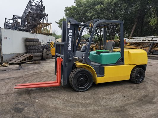 Una carretilla elevadora diésel Komatsu de 5 toneladas FD50 con motor japonés en Shanghai Yard