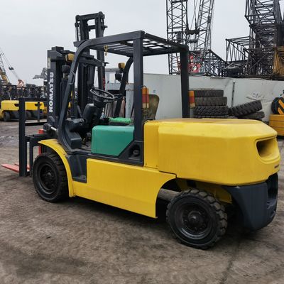 Una carretilla elevadora diésel Komatsu de 5 toneladas FD50 con motor japonés en Shanghai Yard