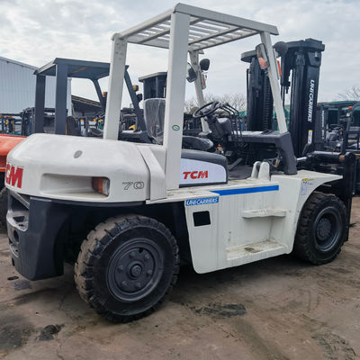 Potente montacargas diesel Mitsubishi FD70 con mástil alto de 7 toneladas