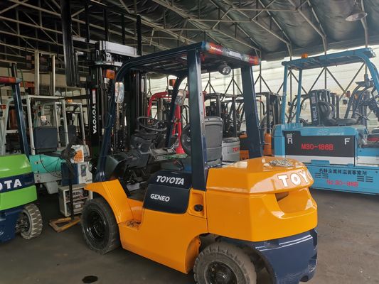 Camión elevador industrial de 2,5 toneladas con asiento Toyota Altura de elevación de asiento 4,8m 4,5m 6m Usado