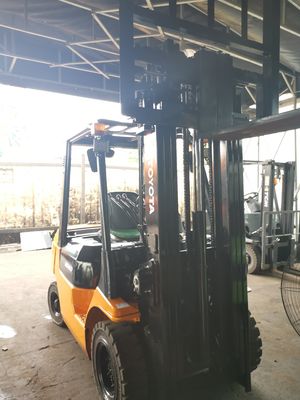 Camión elevador industrial de 2,5 toneladas con asiento Toyota Altura de elevación de asiento 4,8m 4,5m 6m Usado