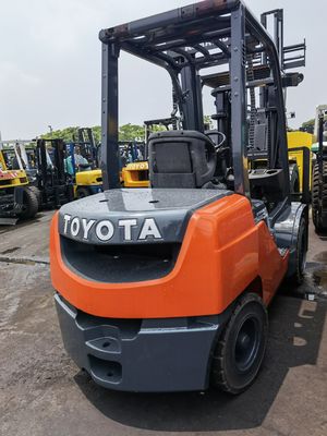 Potente motor de gasolina usado Toyota de 3 toneladas elevadora elevadora con cambios laterales en Shanghai Yard