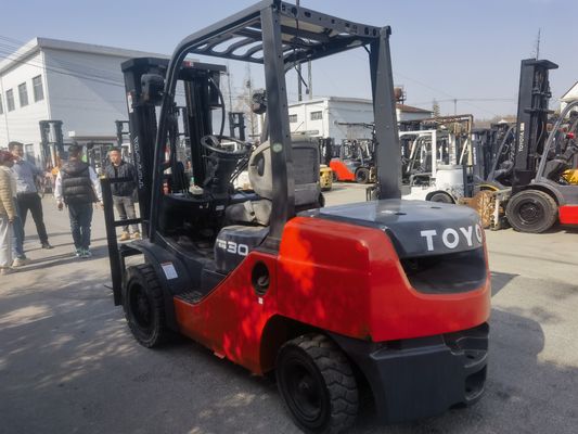 Camión elevador usado Toyota de 3 toneladas con mástil de 2 etapas y altura de elevación de 3-4.5m en excelente estado