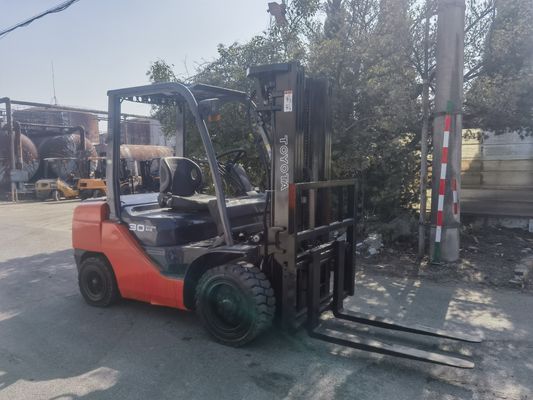 Camión elevador usado Toyota de 3 toneladas con mástil de 2 etapas y altura de elevación de 3-4.5m en excelente estado