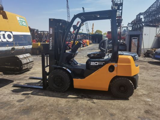2 toneladas Toyota carretilla elevadora con 3 escalones mástil de cambio lateral Toyota asiento 4,5m altura de elevación
