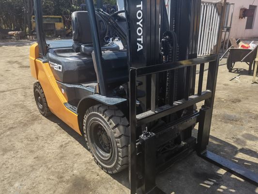 2 toneladas Toyota carretilla elevadora con 3 escalones mástil de cambio lateral Toyota asiento 4,5m altura de elevación
