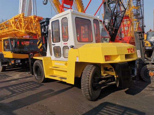 Camión elevador diésel TCM FD100 utilizado en el sitio de construcción con longitud de horquilla de rutina asegurada