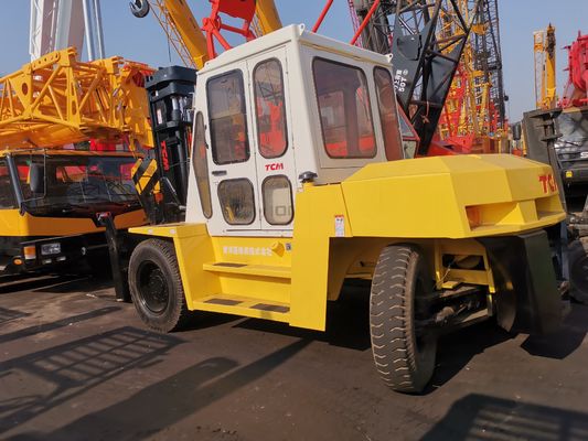 Camión elevador diésel TCM FD100 utilizado en el sitio de construcción con longitud de horquilla de rutina asegurada