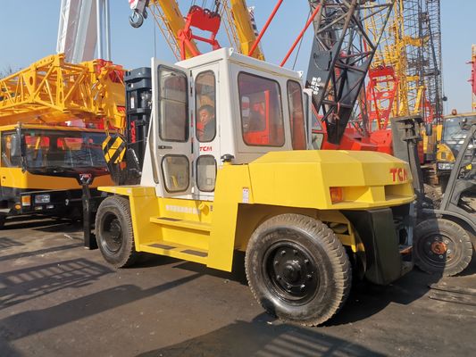 Camión elevador diésel TCM FD100 utilizado en el sitio de construcción con longitud de horquilla de rutina asegurada