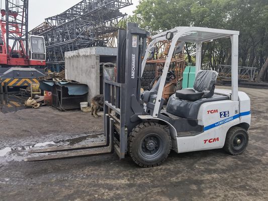 Camioneta elevadora diésel TCM de 2,5 toneladas usada FD25 con motor diésel de núcleo en dimensiones de rutina