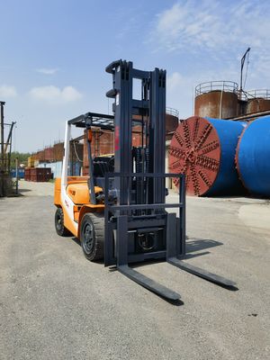 Potente montacargas TCM FD30T6 de 3 toneladas con horquilla triple y cambio lateral utilizado en Shanghai Yard