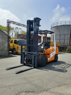 Potente montacargas TCM FD30T6 de 3 toneladas con horquilla triple y cambio lateral utilizado en Shanghai Yard