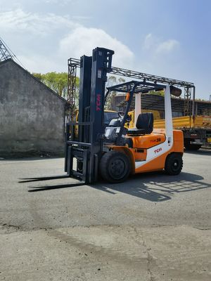 Potente montacargas TCM FD30T6 de 3 toneladas con horquilla triple y cambio lateral utilizado en Shanghai Yard