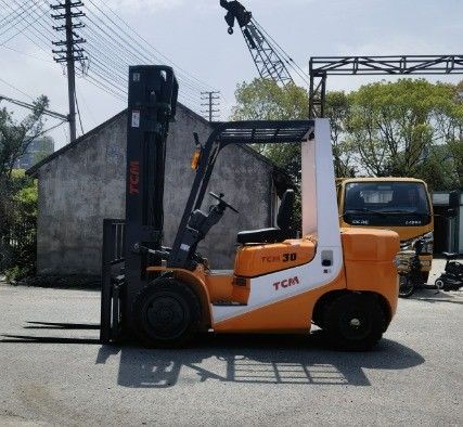 Potente montacargas TCM FD30T6 de 3 toneladas con horquilla triple y cambio lateral utilizado en Shanghai Yard