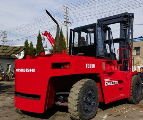 Experimenta un rendimiento superior con una carretilla elevadora diesel Mitsubishi FD250 de 25 toneladas usada