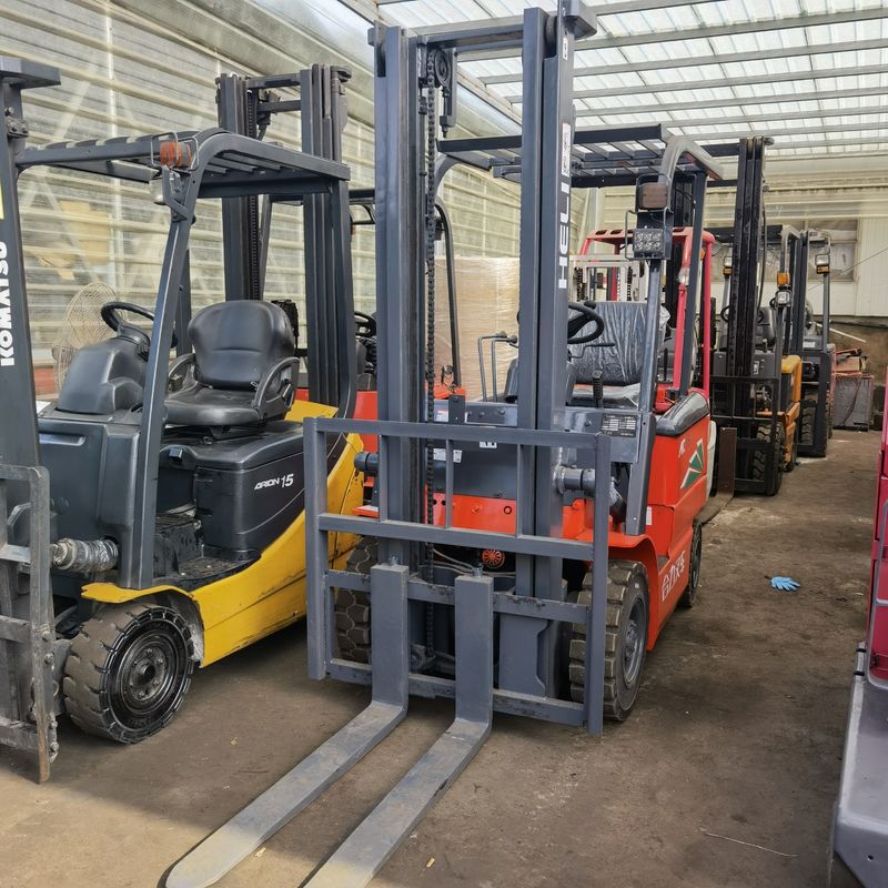 18000 kg Peso Naranja Pequeña carretilla elevadora con 3 etapas de desplazamiento lateral del mástil y rendimiento