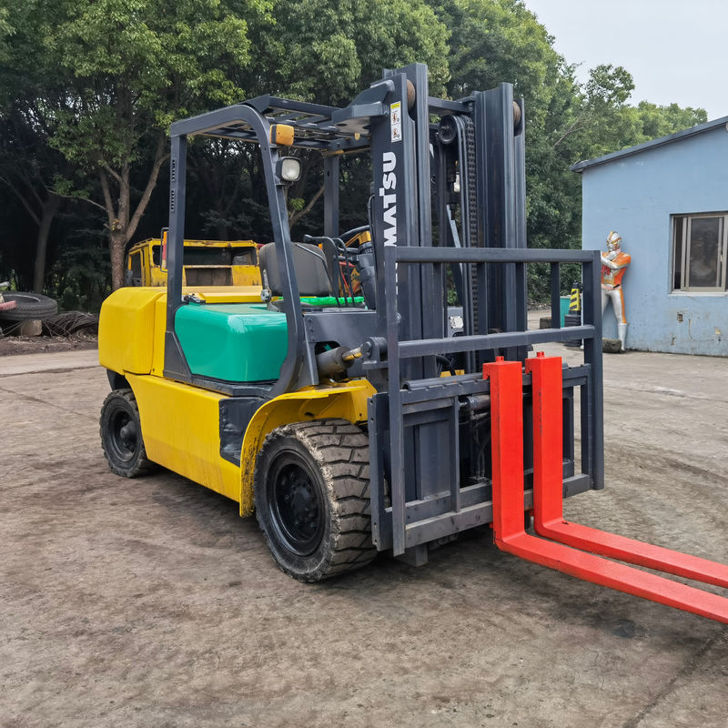 Una carretilla elevadora diésel Komatsu de 5 toneladas FD50 con motor japonés en Shanghai Yard