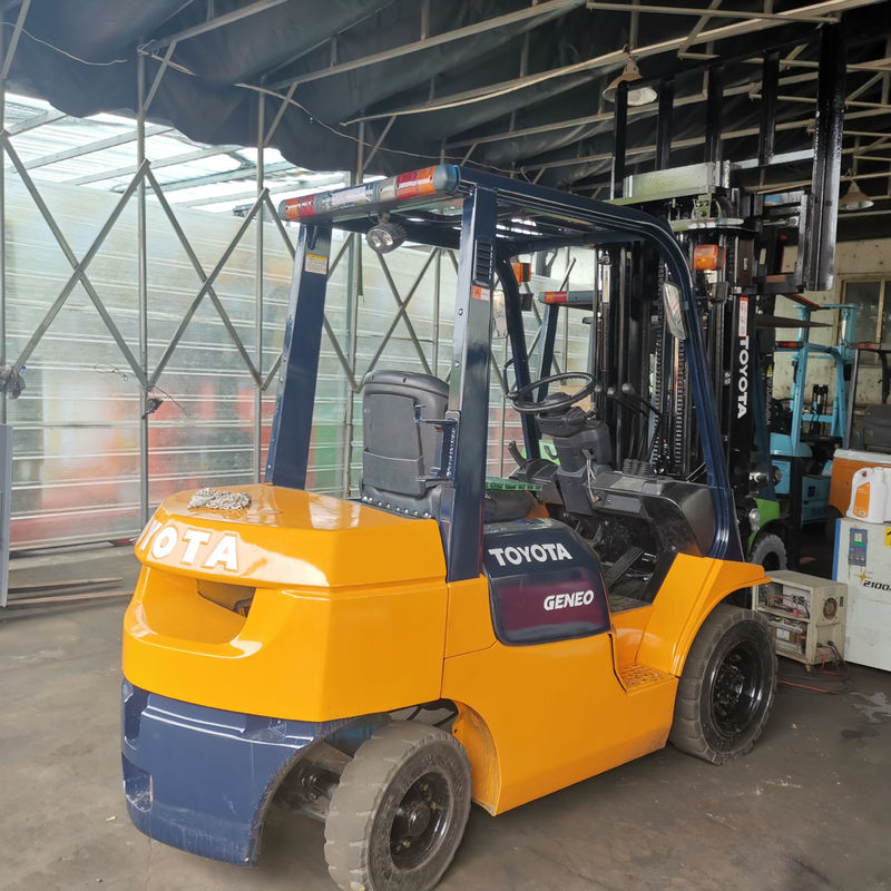 Camión elevador industrial de 2,5 toneladas con asiento Toyota Altura de elevación de asiento 4,8m 4,5m 6m Usado
