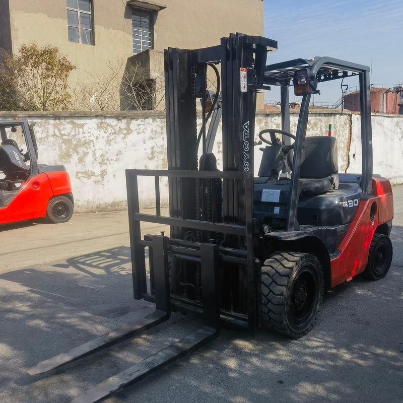 Camión elevador usado Toyota de 3 toneladas con mástil de 2 etapas y altura de elevación de 3-4.5m en excelente estado