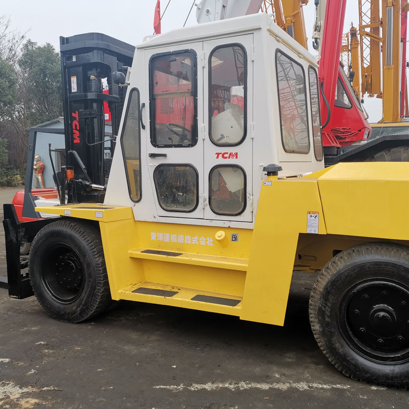Camión elevador diésel TCM FD100 utilizado en el sitio de construcción con longitud de horquilla de rutina asegurada