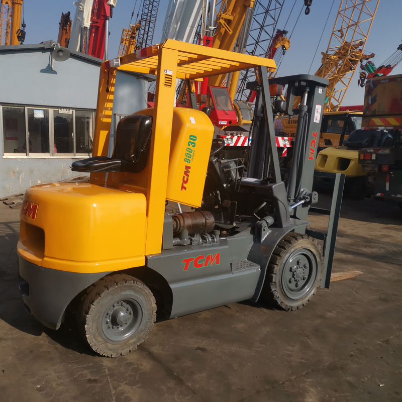 Potente TCM Telescópico Diesel FD30 T5 montacargas 3 toneladas 45 recogida en la reparación de maquinaria