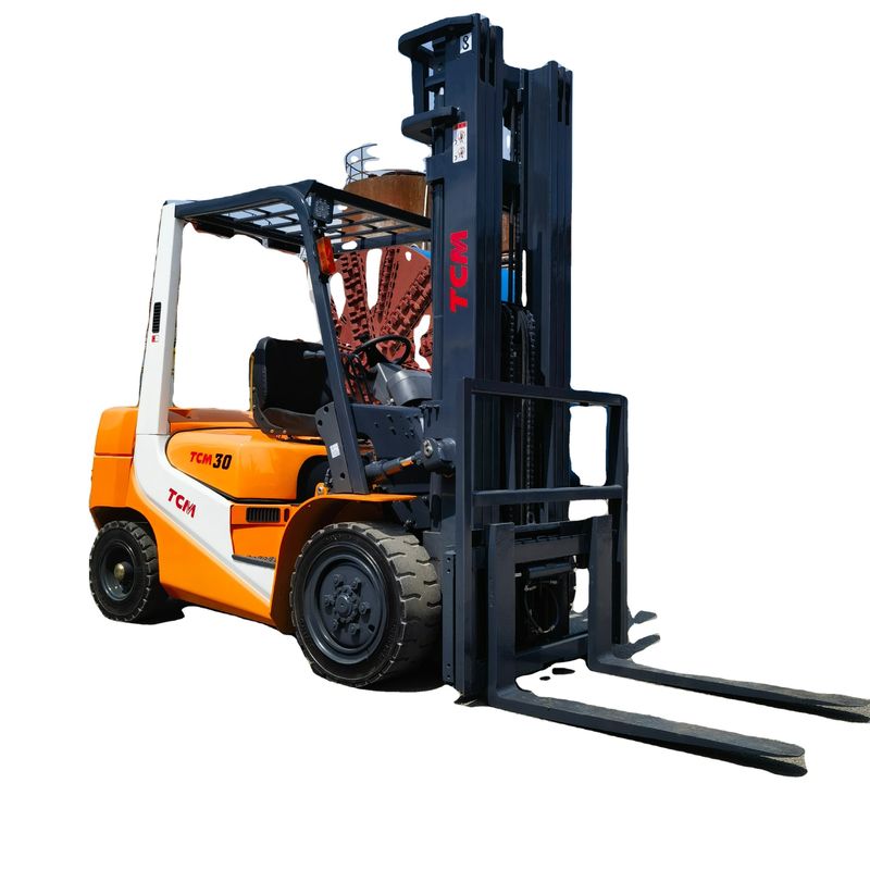 Potente montacargas TCM FD30T6 de 3 toneladas con horquilla triple y cambio lateral utilizado en Shanghai Yard